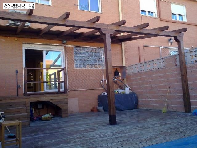 P&eacute;rgola de madera 600 x 400 cm, adosada a pared