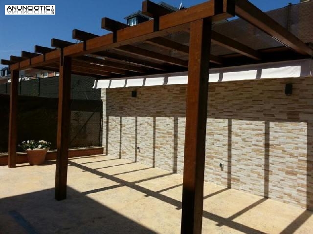 P&eacute;rgola de madera 600 x 400 cm, adosada a pared