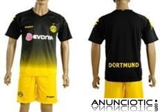 camiseta de f&uml;&sup2;tbol en el comercio mayorista.