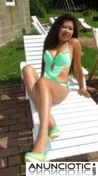 Mujer joven asi&aacute;tico originario de L&eacute;paud buscan divertirse