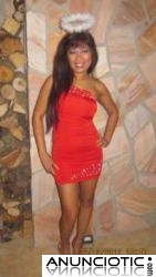 Mujer joven asi&aacute;tico originario de L&eacute;paud buscan divertirse