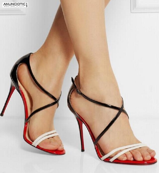 Estimula suave tu zona er&oacute;genas con los pies.