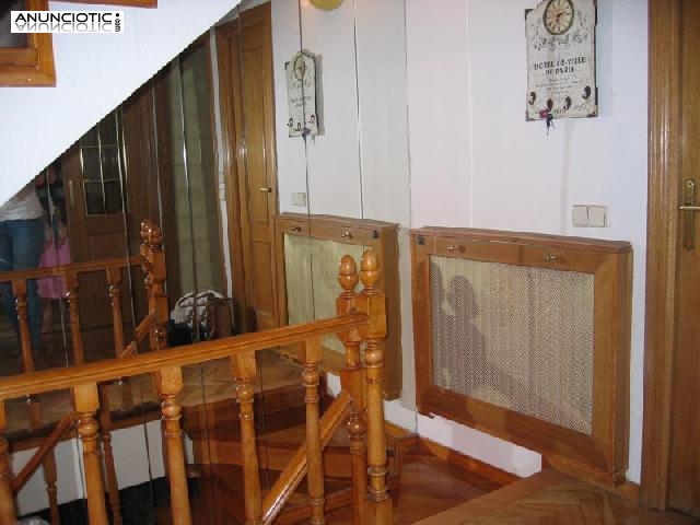 Chalet adosado en urbanizaci&oacute;n cerrada, con pi