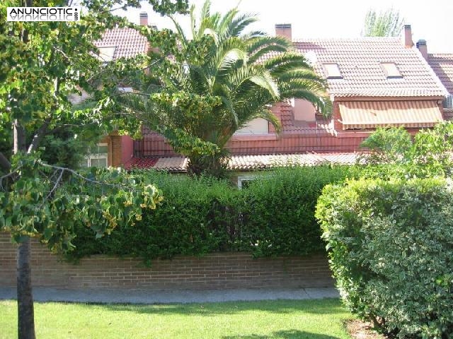 Chalet adosado en urbanizaci&oacute;n cerrada, con pi