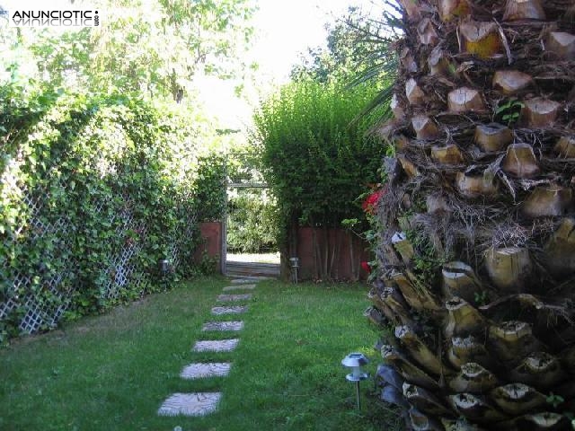 Chalet adosado en urbanizaci&oacute;n cerrada, con pi
