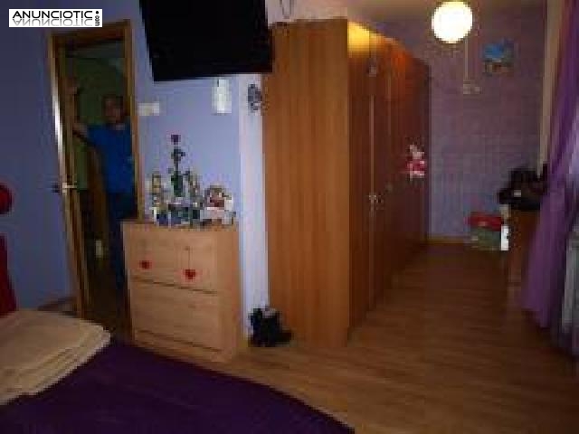 Chalet pareado en esquina con un gran jard&iacute;n,