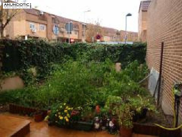 Chalet pareado en esquina con un gran jard&iacute;n 