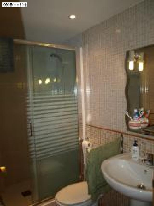 Chalet pareado en esquina con un gran jard&iacute;n 