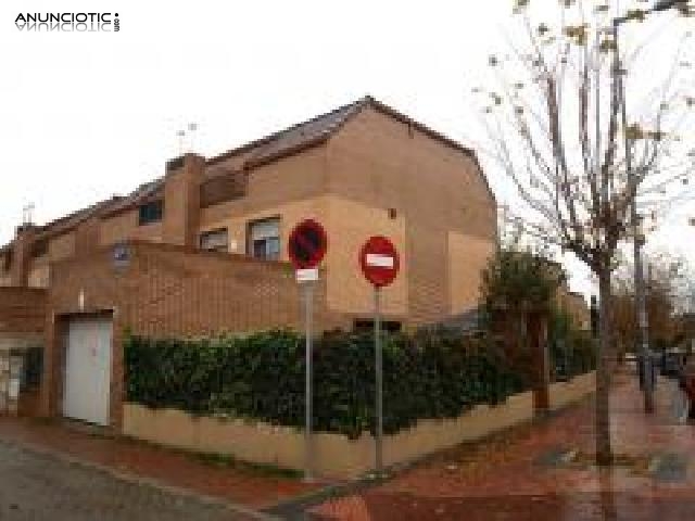 Chalet pareado en esquina con un gran jard&iacute;n 