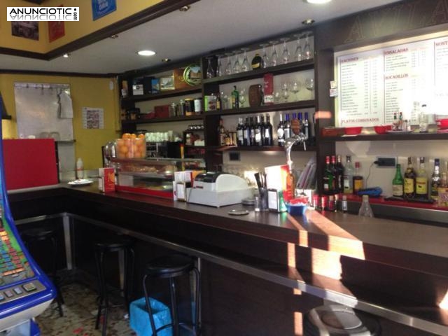 Traspaso Bar 80m&sup2; sin s/h y terraza en zona Barajas