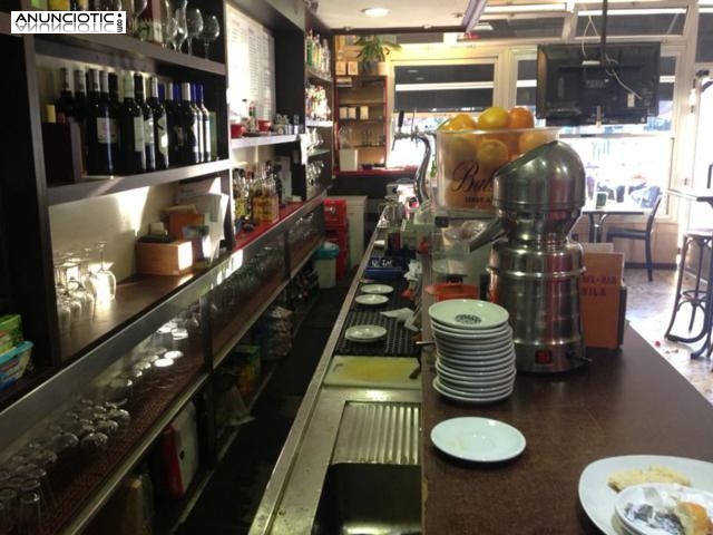 Traspaso Bar 80m&sup2; sin s/h y terraza en zona Barajas