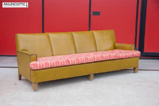 Antiguo sof&aacute; de cuatro plazas