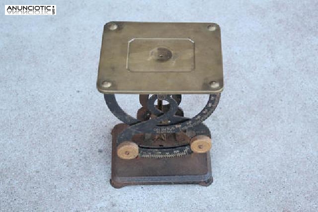 Antigua  b&aacute;scula sobre