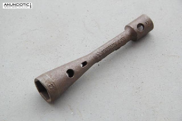 Barkas. Llave buj&iacute;as.