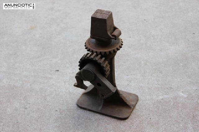 Gato mec&aacute;nico antiguo.