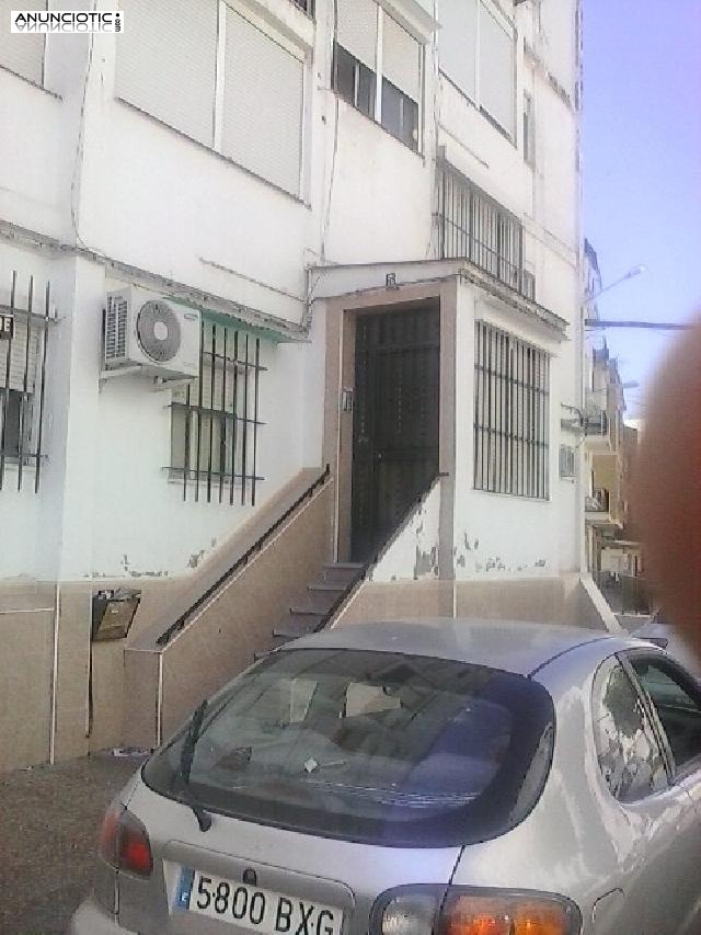 Se alquila 2&ordm; piso muy luminoso en la zona de