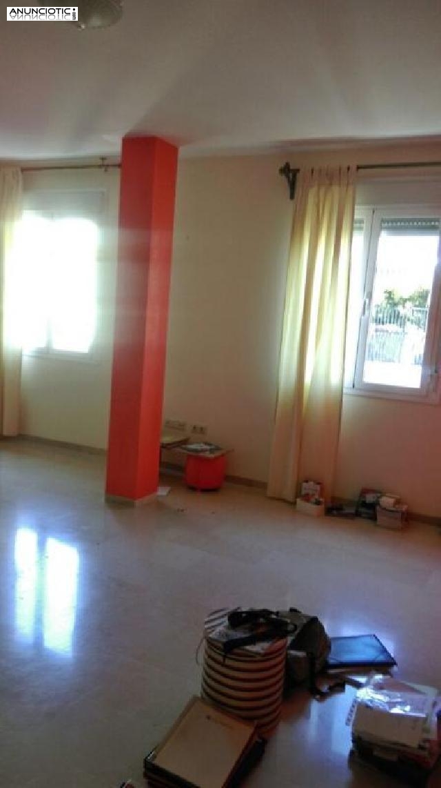 Se alquila 3&ordm; piso con ascensor muy luminoso 