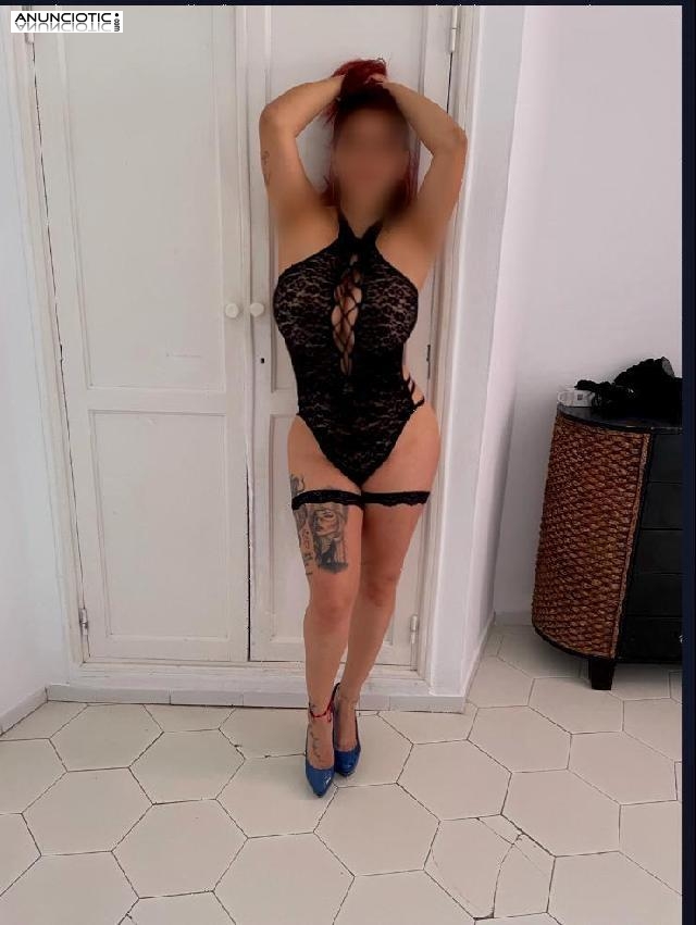 Tarjeta de cr&eacute;dito peliroja complaciente