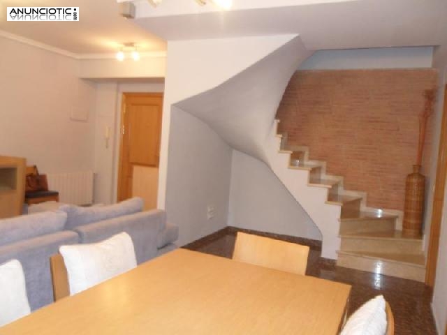 Venta de duplex, en almacera, junto estaci&oacute;n m