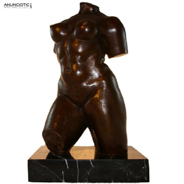 Escultura de bronce de mujer desnuda.